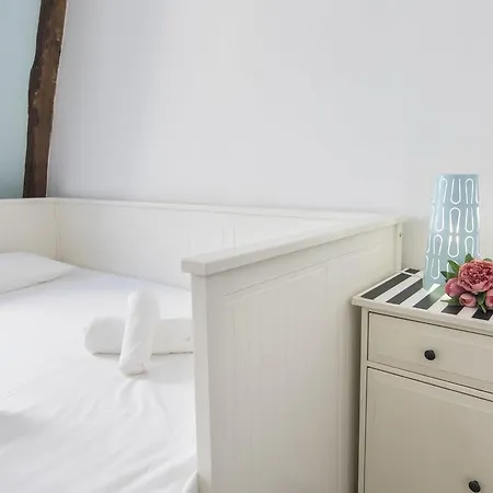 Lovelystay - Vintage In Rosa Street Lisbon